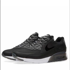 Nike air max’s 90 ultra essential women’s